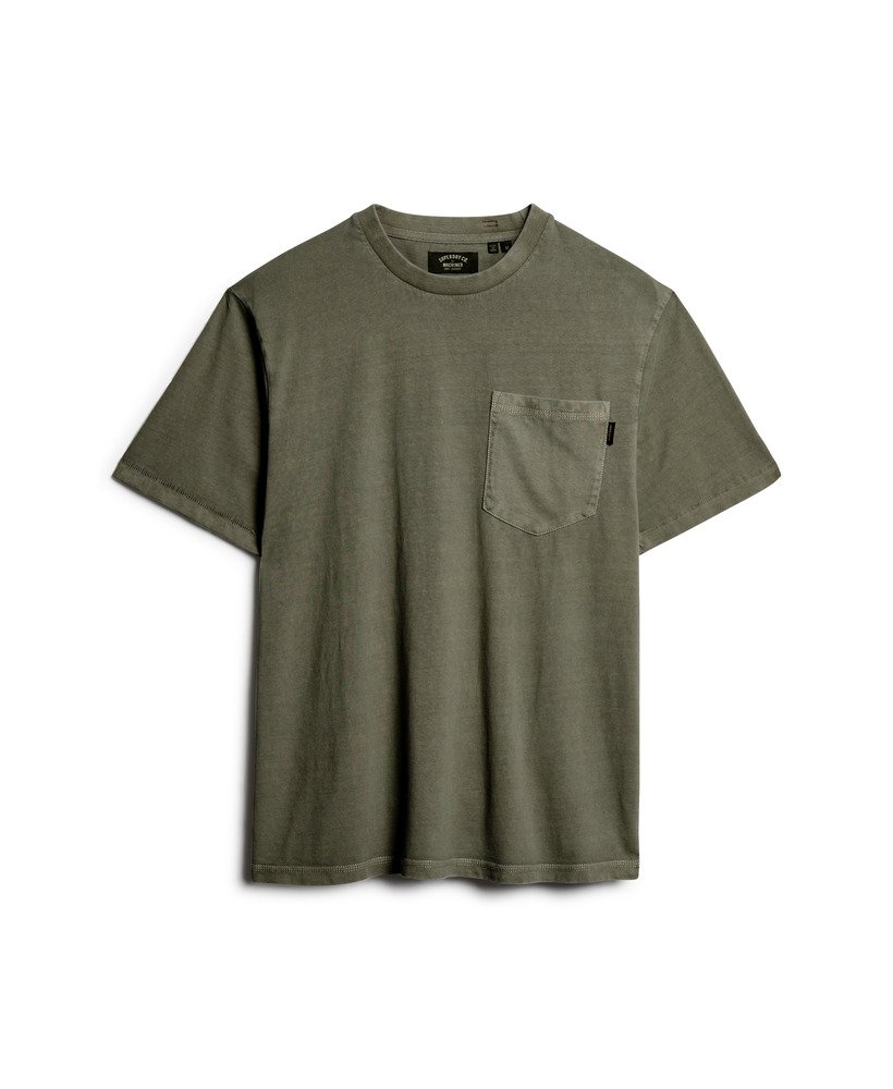 camiseta com bolso e costura contrastante na cor cinza lavado.