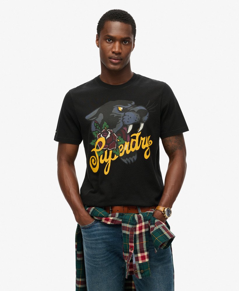 camiseta tattoo script em preto lavado