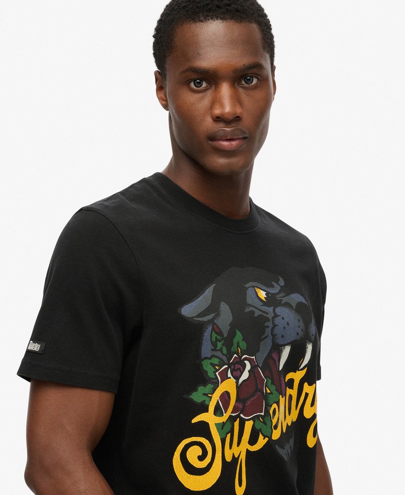 camiseta tattoo script em preto lavado