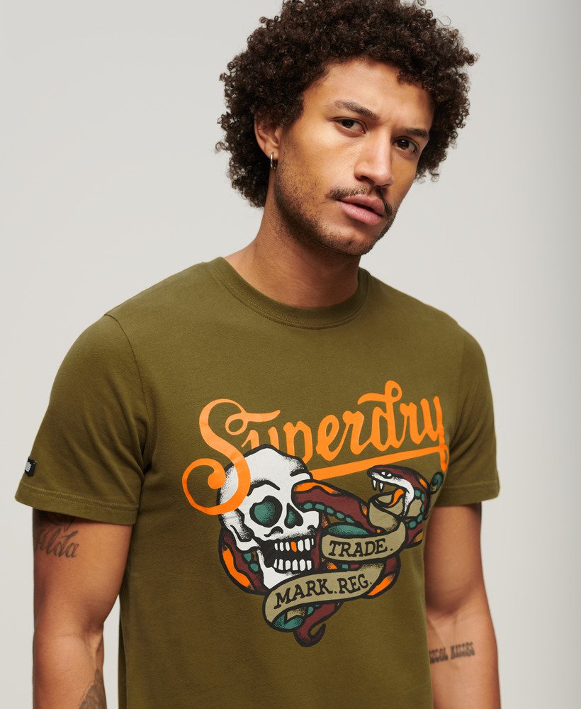 camiseta tattoo script na cor verde abeto