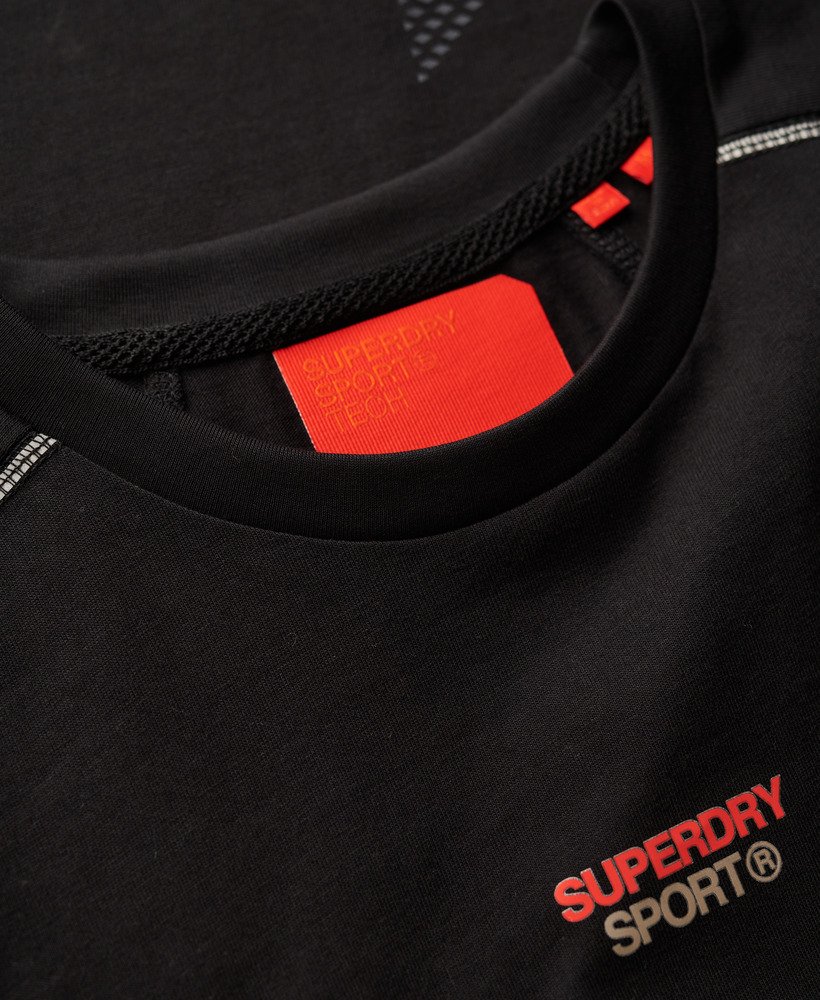 camiseta sport tech logo relaxed na cor preta