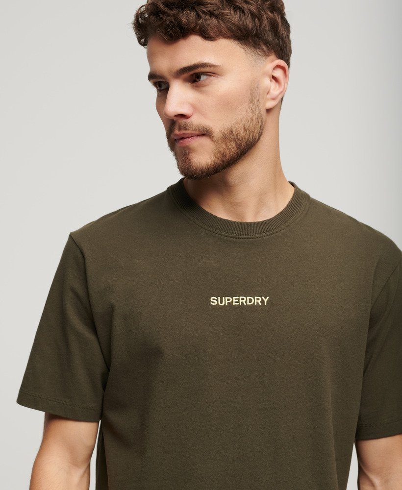 camiseta folgada com estampa de micro logo na cor cáqui militar.