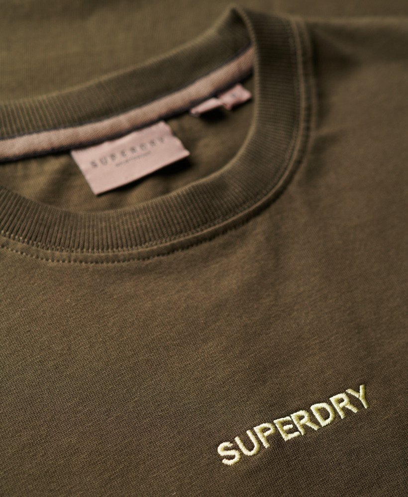 camiseta folgada com estampa de micro logo na cor cáqui militar.
