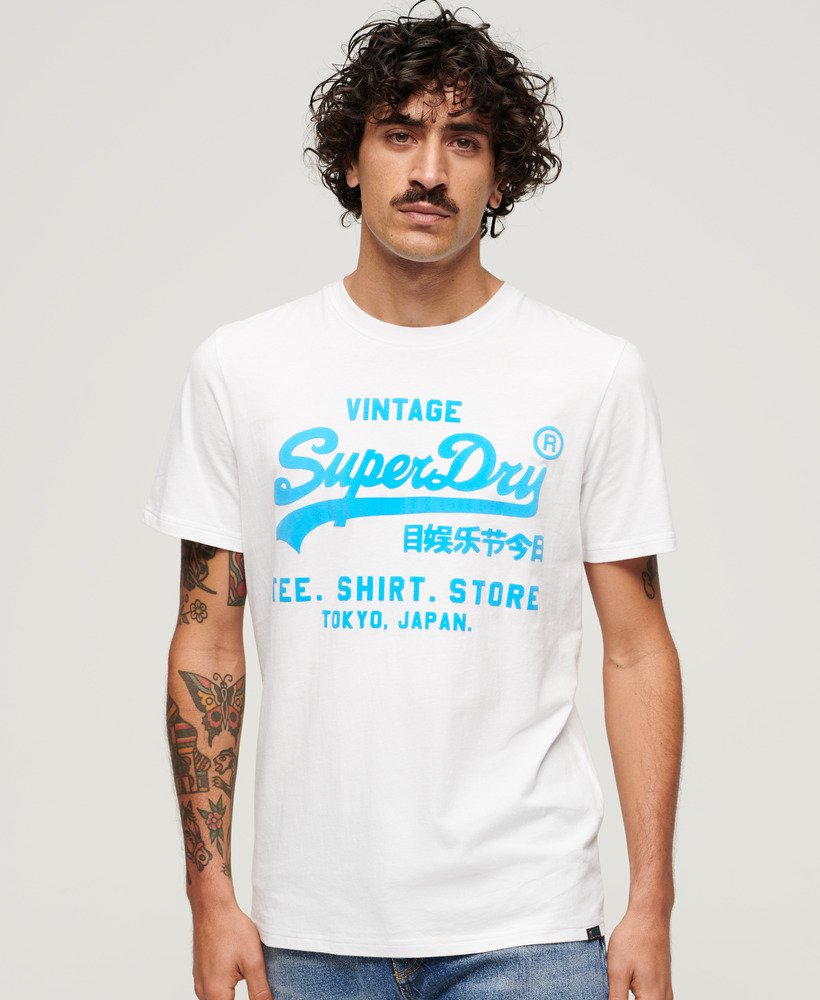camiseta com logo vintage neon em optic