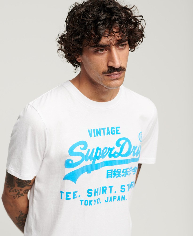camiseta com logo vintage neon em optic