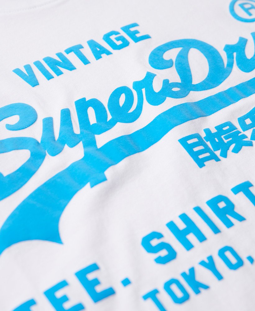 camiseta com logo vintage neon em optic