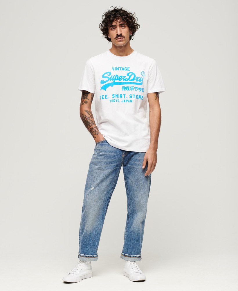camiseta com logo vintage neon em optic