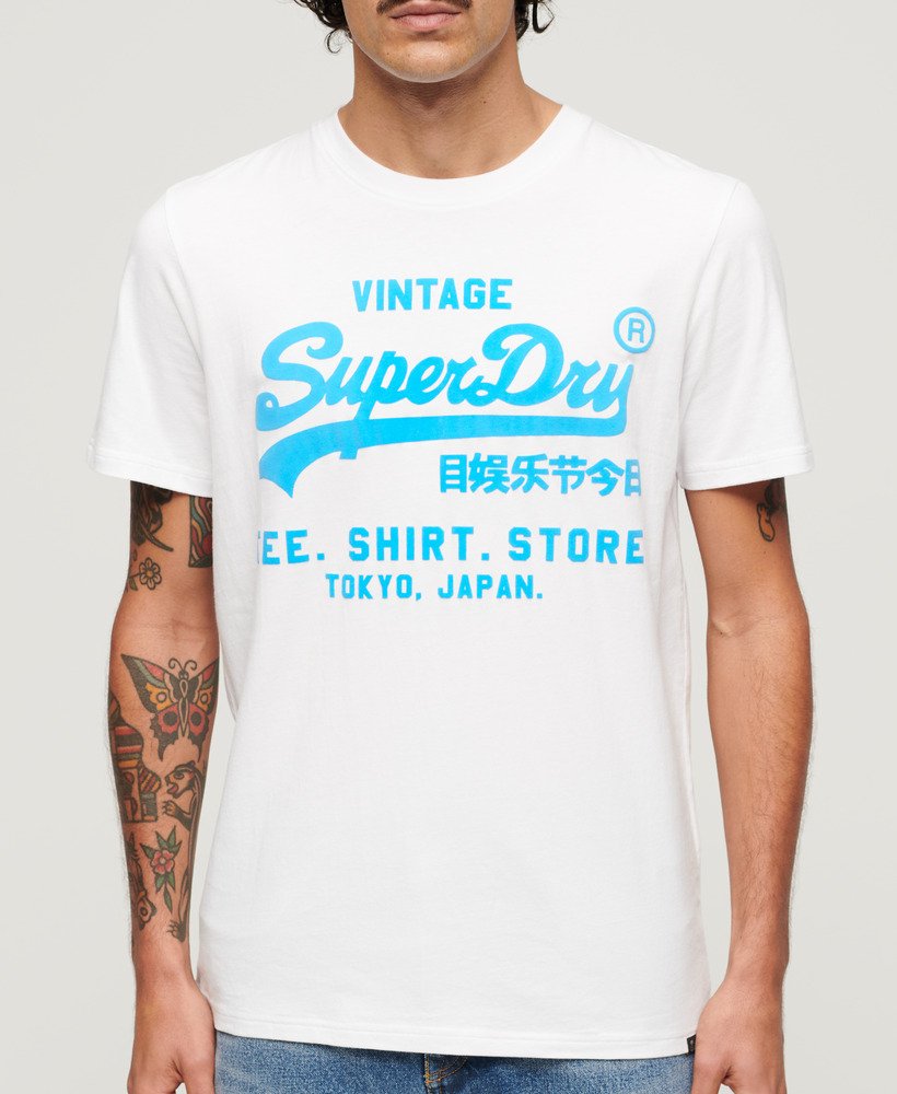 camiseta com logo vintage neon em optic