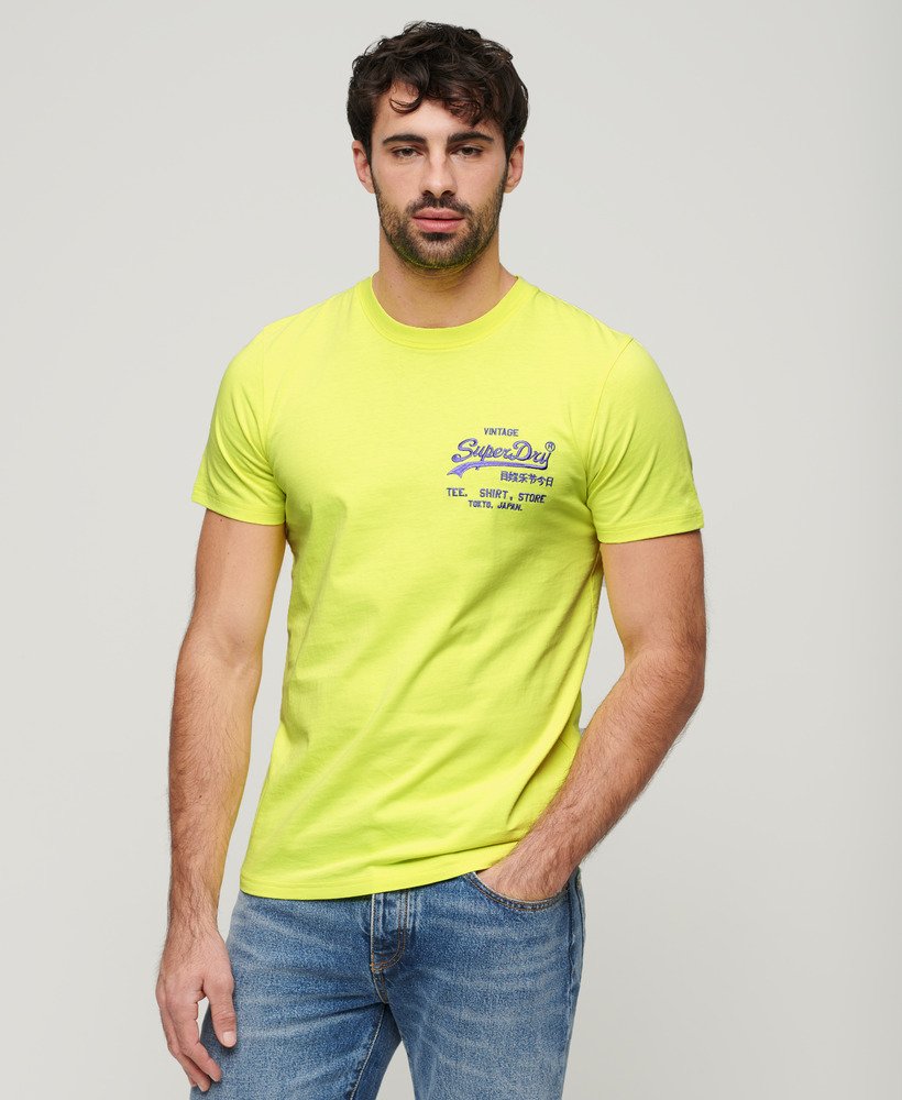 camiseta com logo vintage em neon amarelo neon