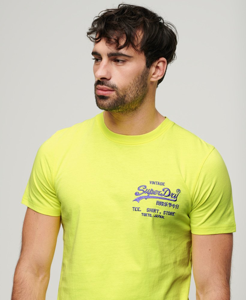 camiseta com logo vintage em neon amarelo neon