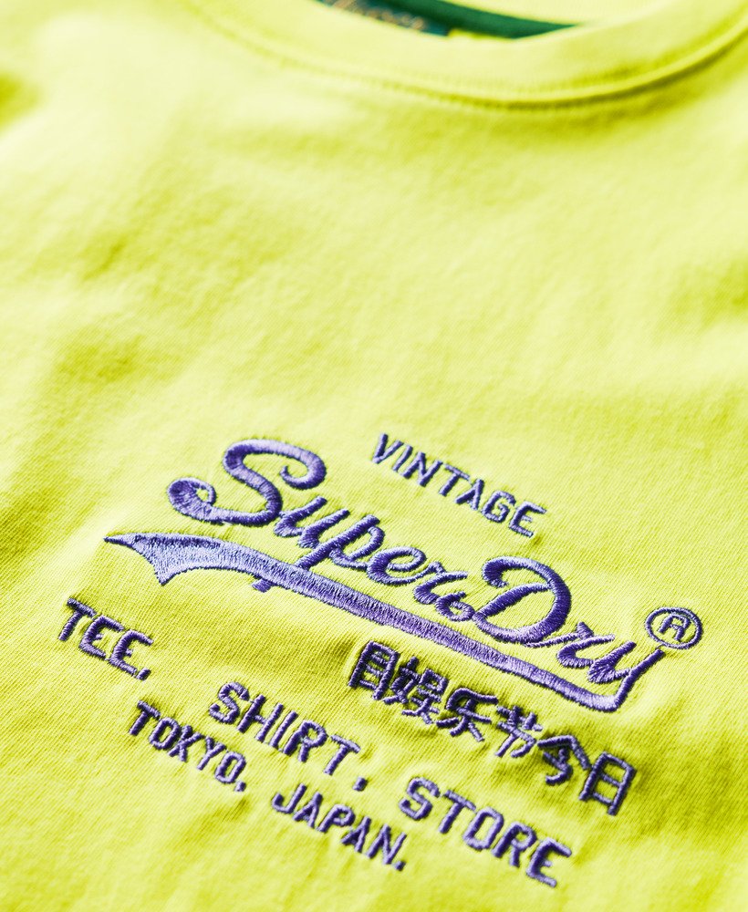 camiseta com logo vintage em neon amarelo neon