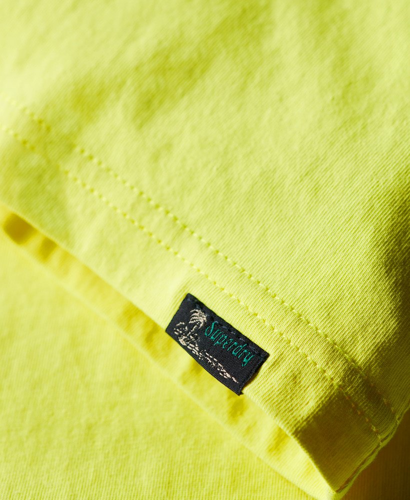 camiseta com logo vintage em neon amarelo neon