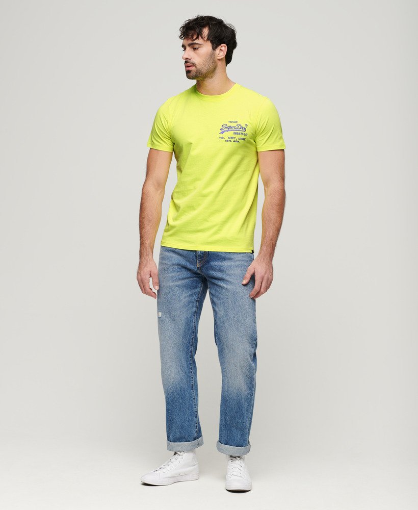 camiseta com logo vintage em neon amarelo neon