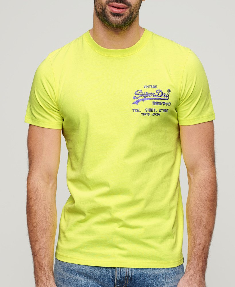 camiseta com logo vintage em neon amarelo neon