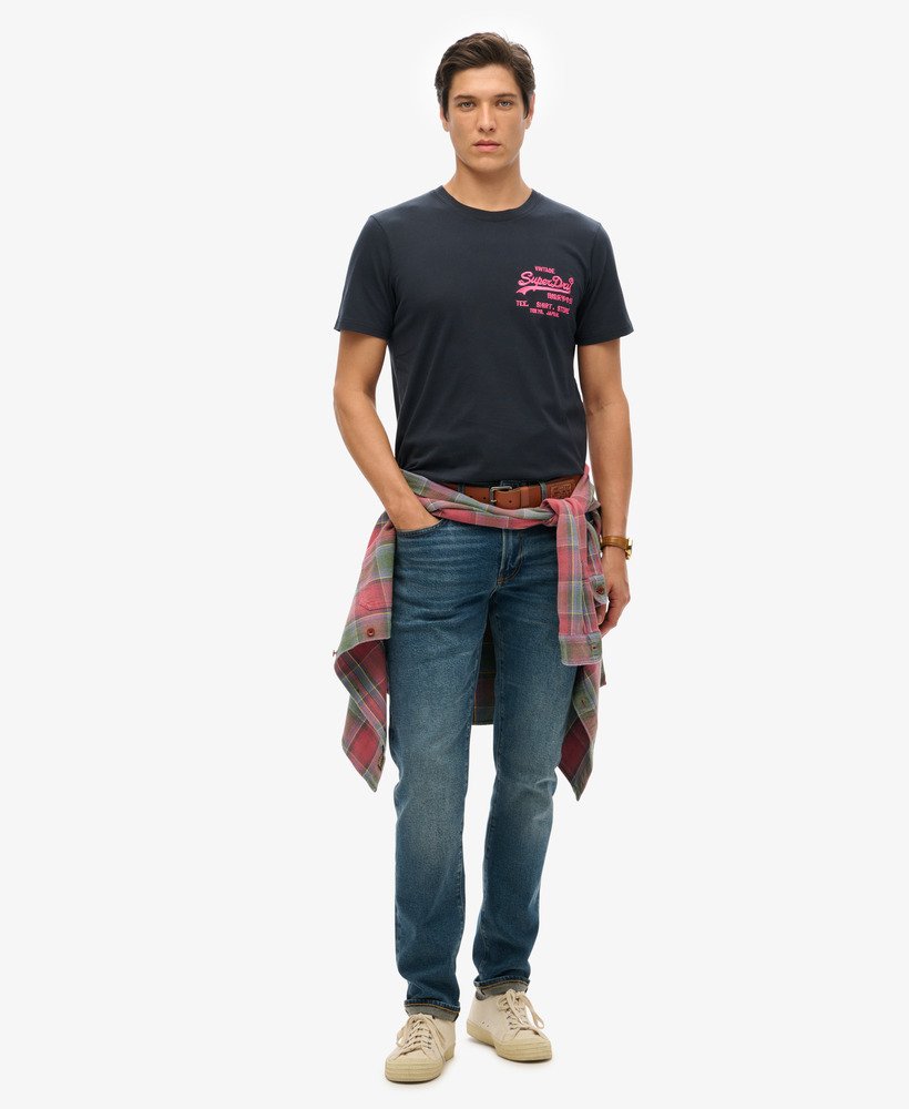 camiseta neon vintage logo na cor eclipse navy