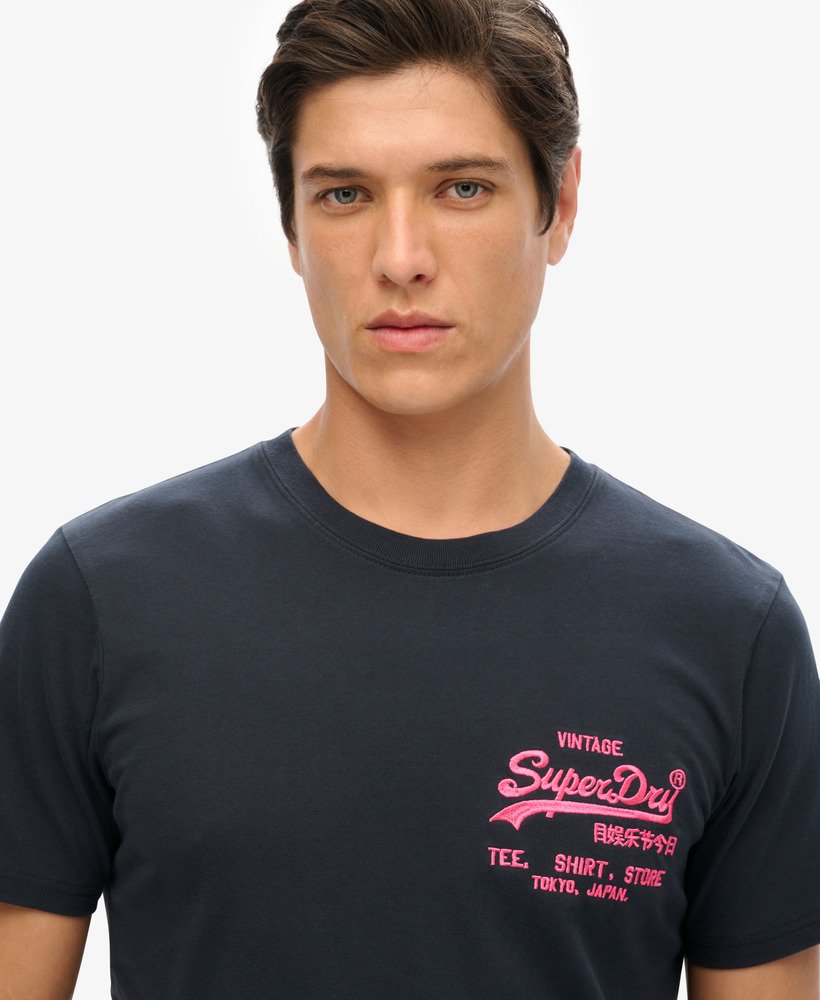 camiseta neon vintage logo na cor eclipse navy