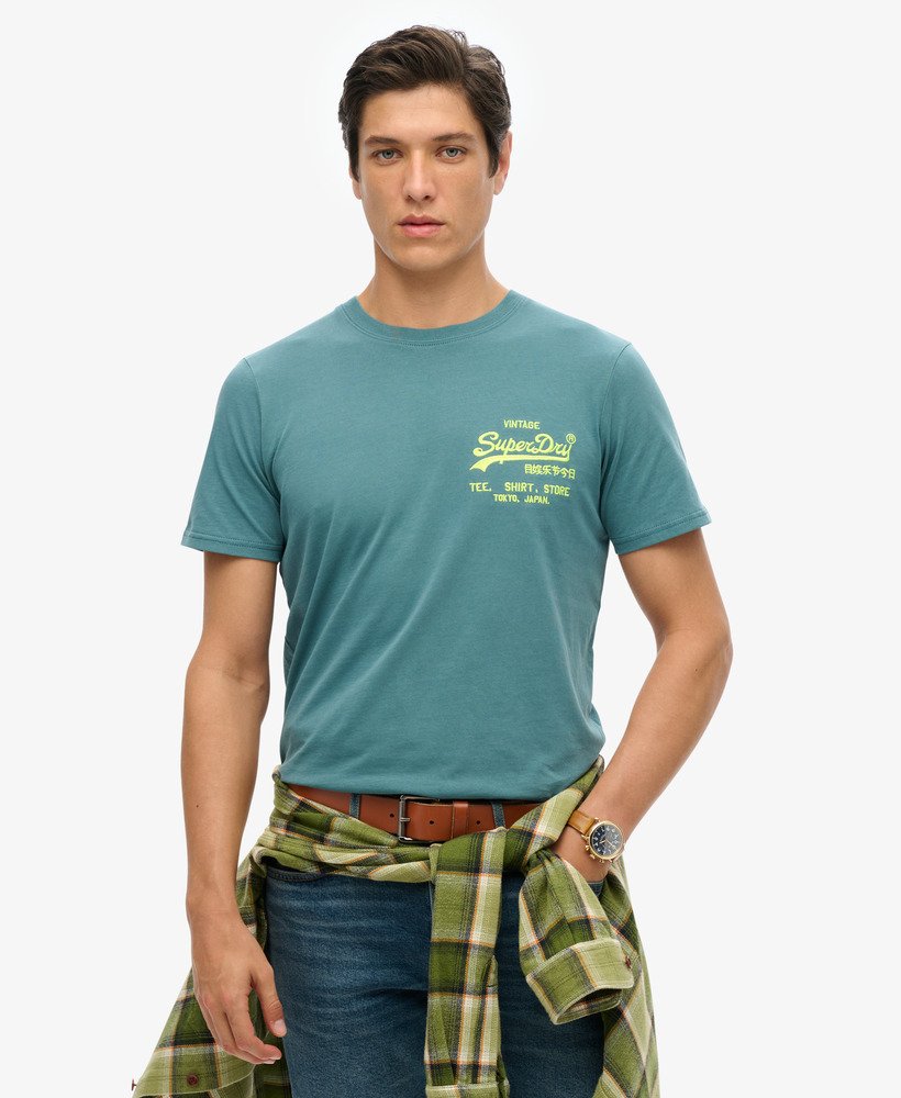 camiseta com logo vintage neon na cor azul hidro