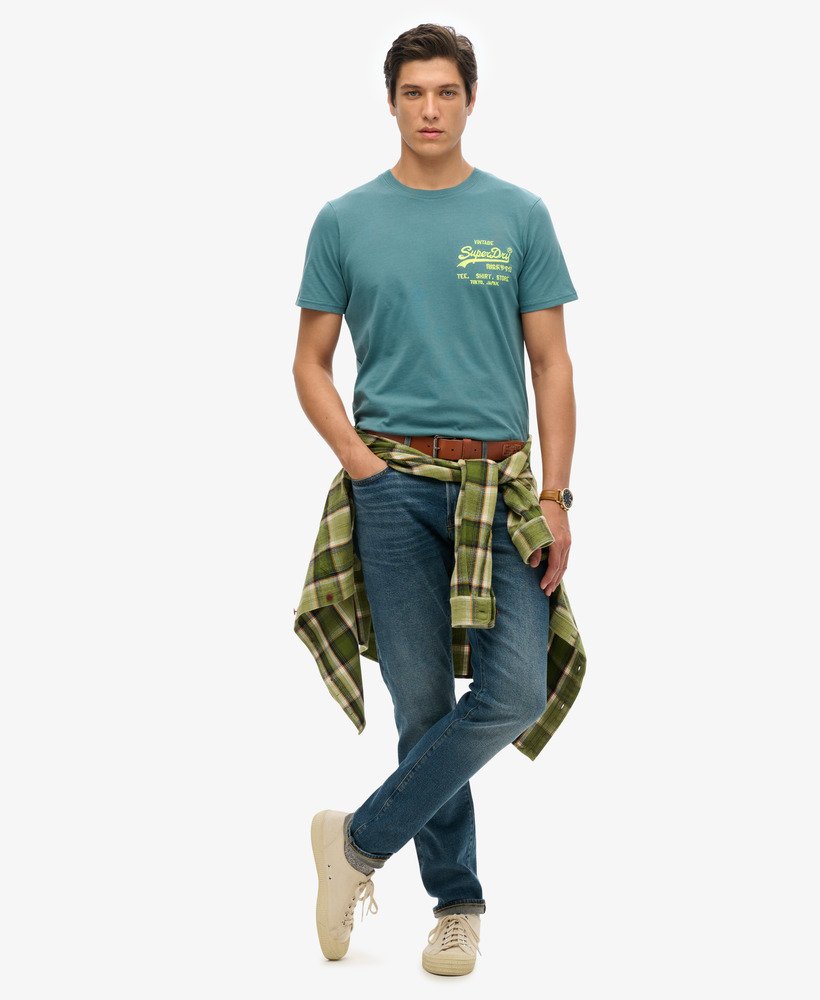camiseta com logo vintage neon na cor azul hidro