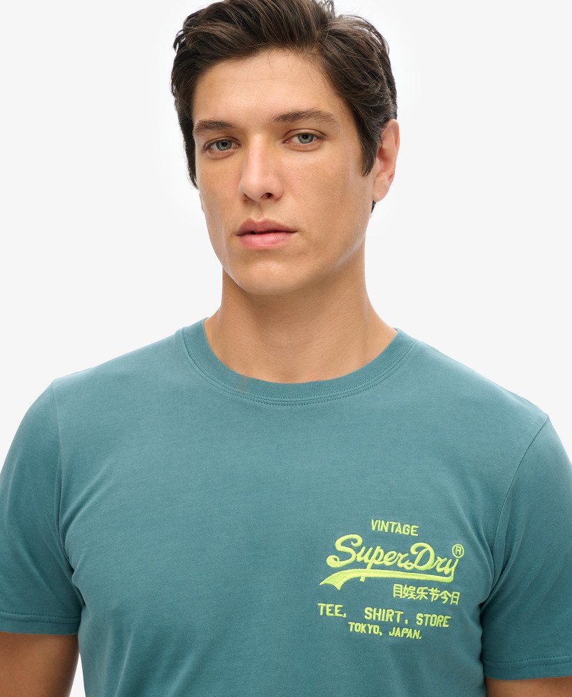 camiseta com logo vintage neon na cor azul hidro