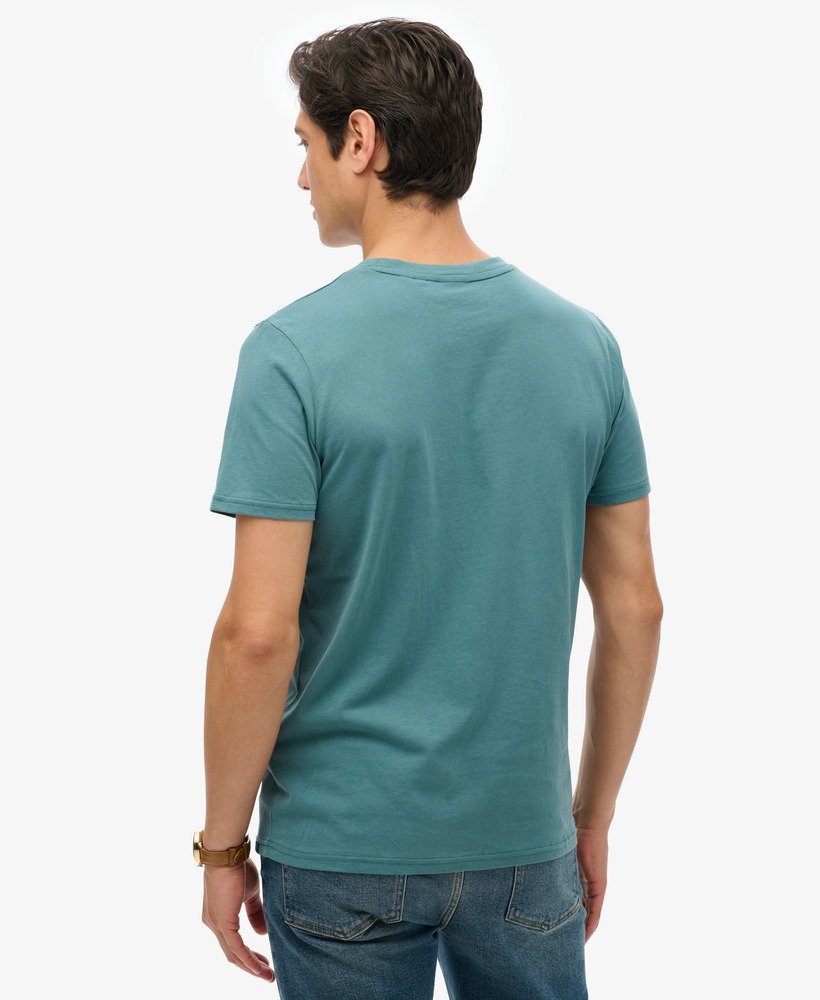 camiseta com logo vintage neon na cor azul hidro