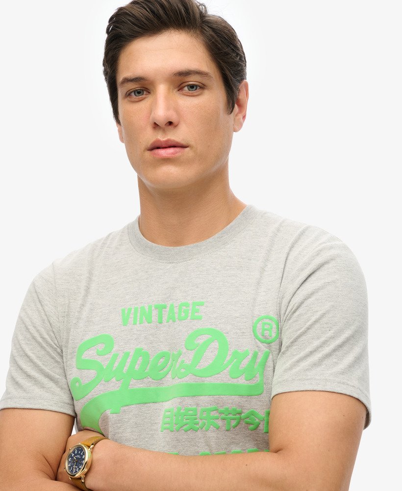 camiseta com logo vintage em neon na cor cinza mescla atlético