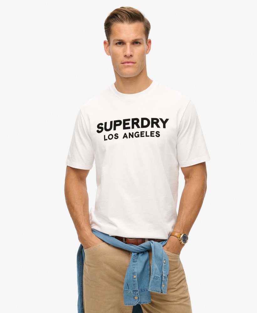 camiseta esportiva de luxo com modelagem folgada na cor branca brilhante.