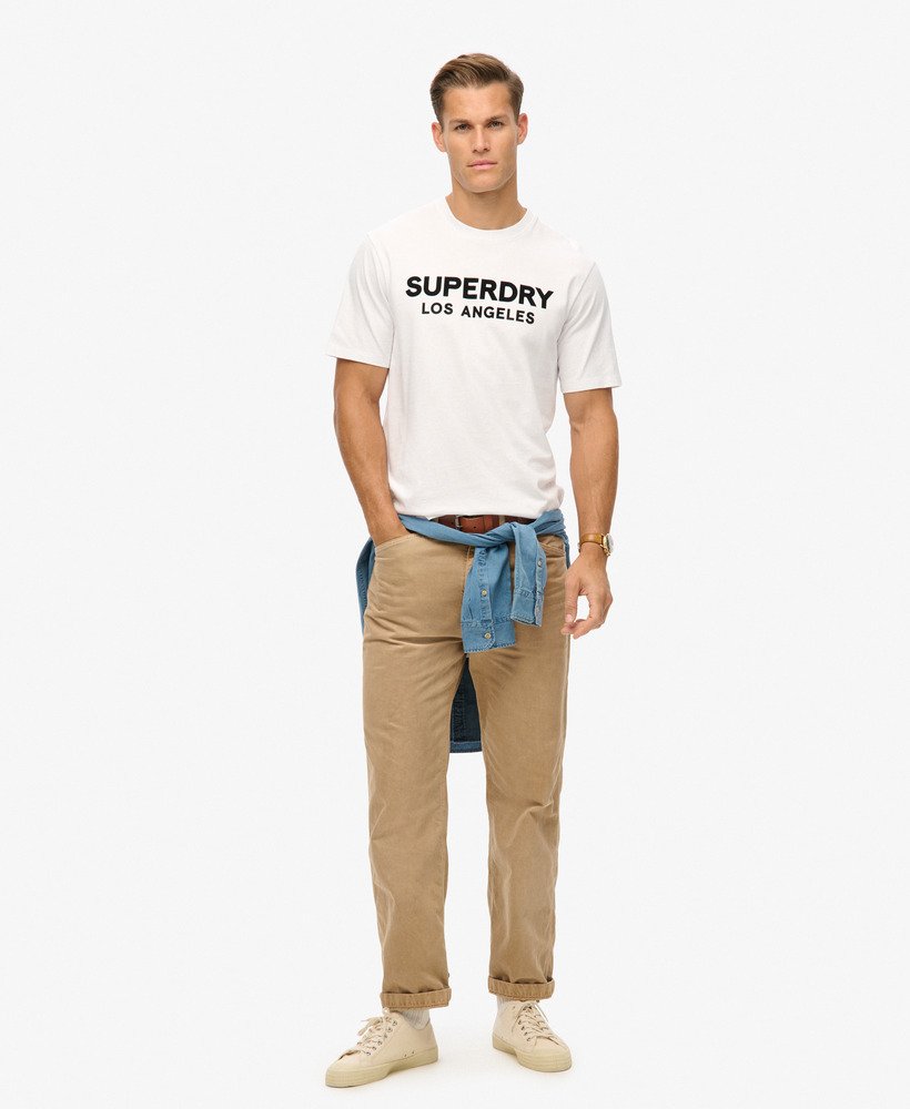 camiseta esportiva de luxo com modelagem folgada na cor branca brilhante.