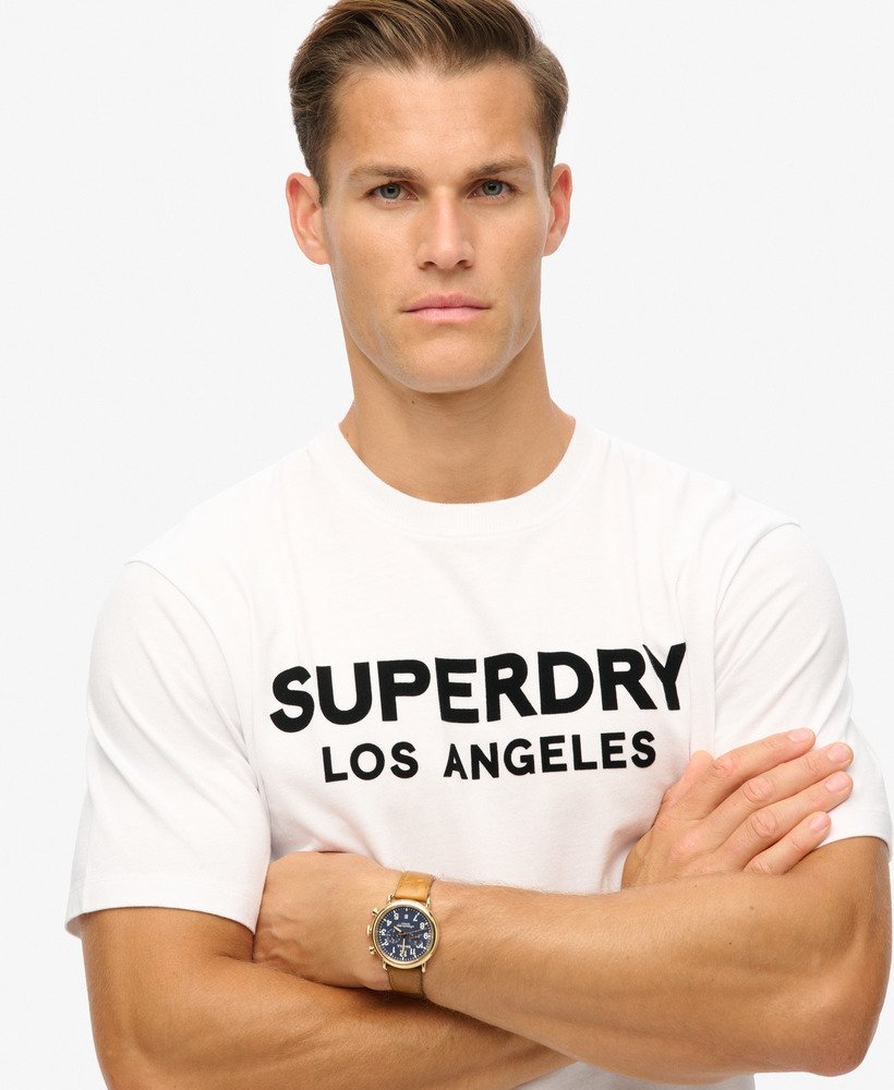 camiseta esportiva de luxo com modelagem folgada na cor branca brilhante.