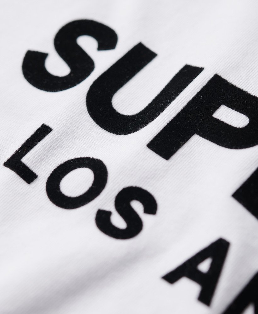 camiseta esportiva de luxo com modelagem folgada na cor branca brilhante.