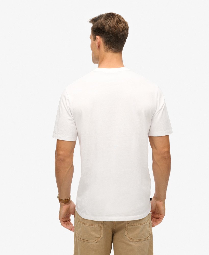 camiseta esportiva de luxo com modelagem folgada na cor branca brilhante.