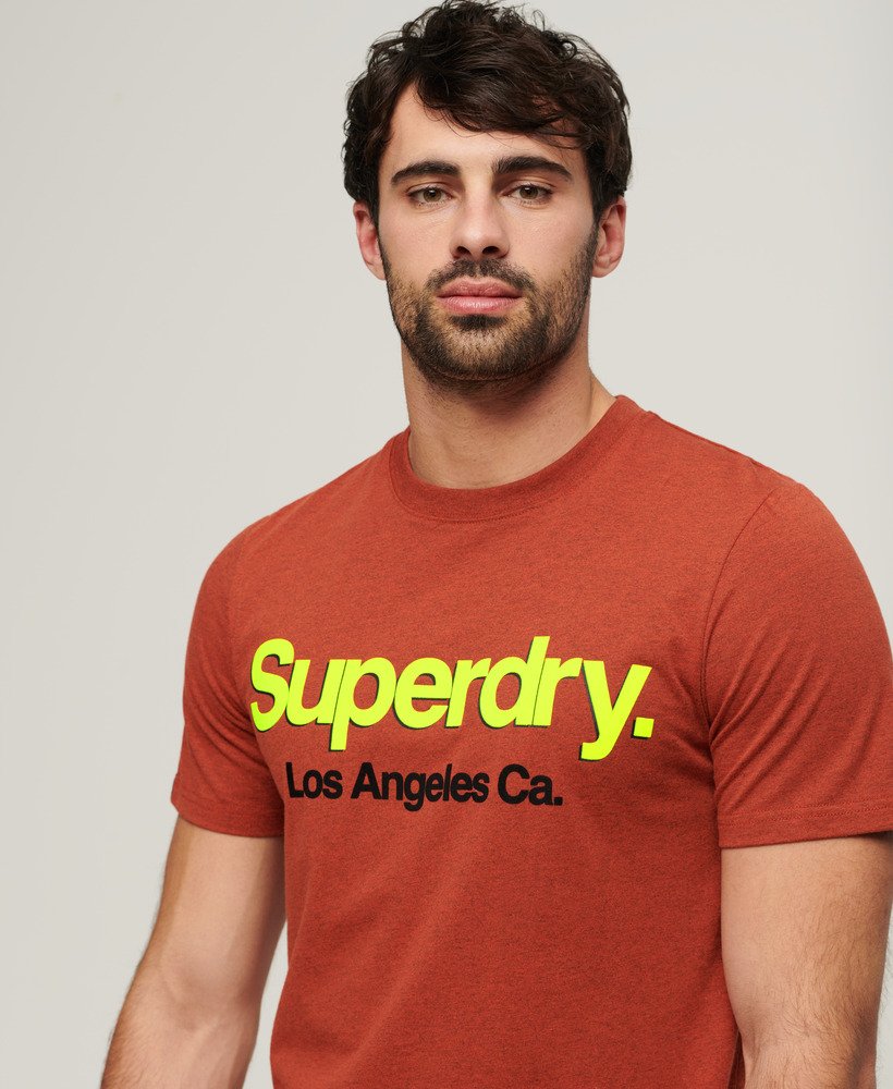camiseta clássica com logo principal e lavagem especial na cor laranja arizona grit.