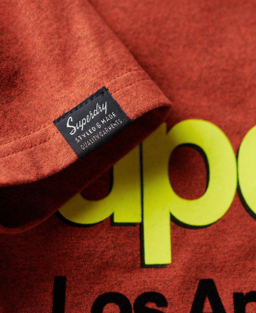 camiseta clássica com logo principal e lavagem especial na cor laranja arizona grit.