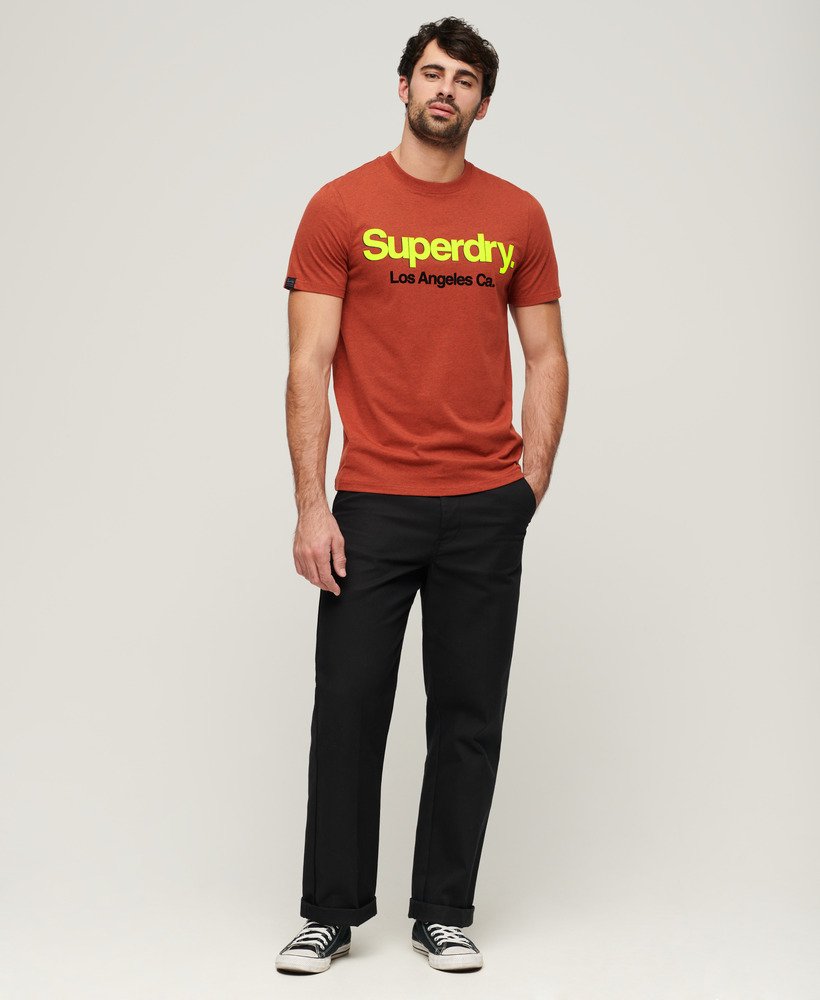 camiseta clássica com logo principal e lavagem especial na cor laranja arizona grit.
