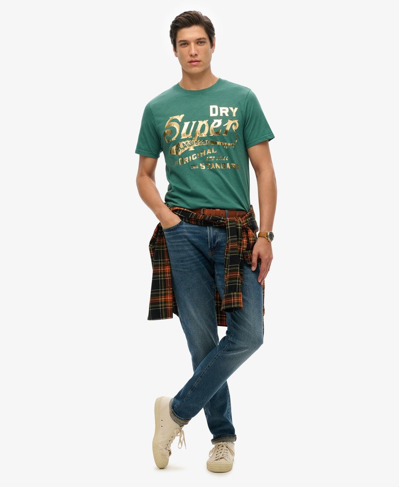 camiseta gráfica metallic workwear na cor verde pinho texturizada