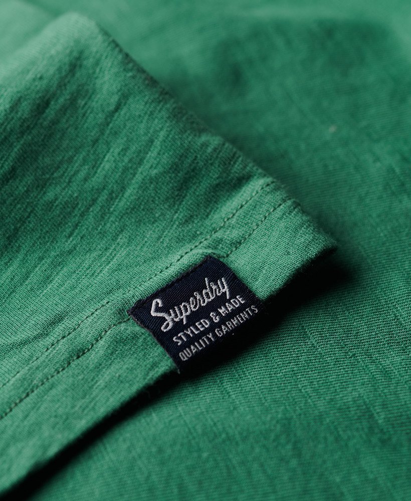 camiseta gráfica metallic workwear na cor verde pinho texturizada