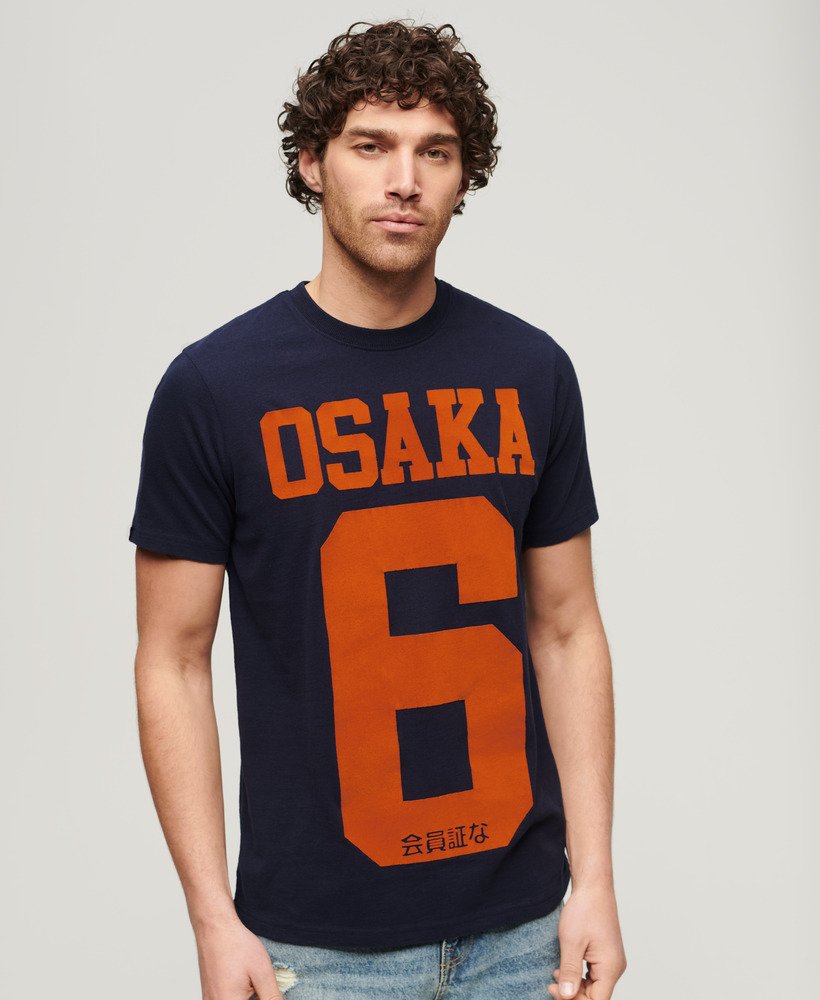 camiseta gráfica osaka 6 em azul marinho mesclado