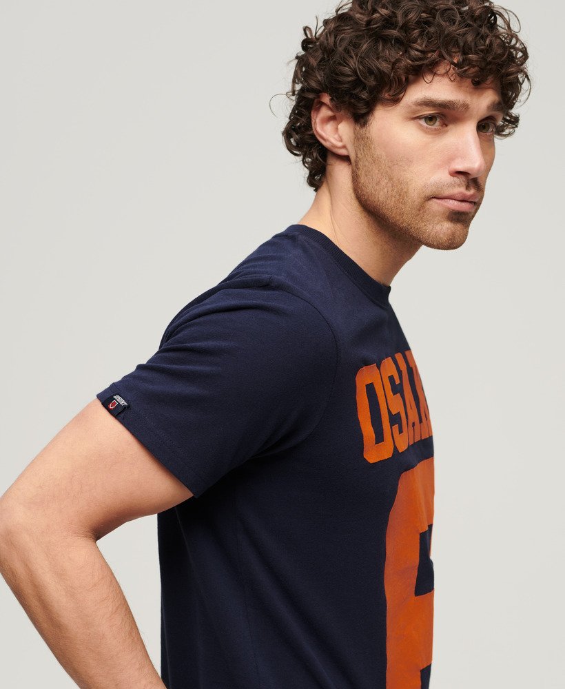camiseta gráfica osaka 6 em azul marinho mesclado