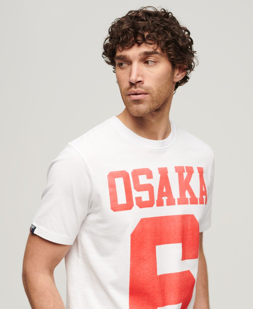 camiseta gráfica osaka em optic