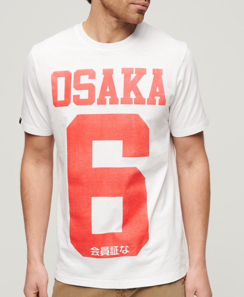 camiseta gráfica osaka em optic