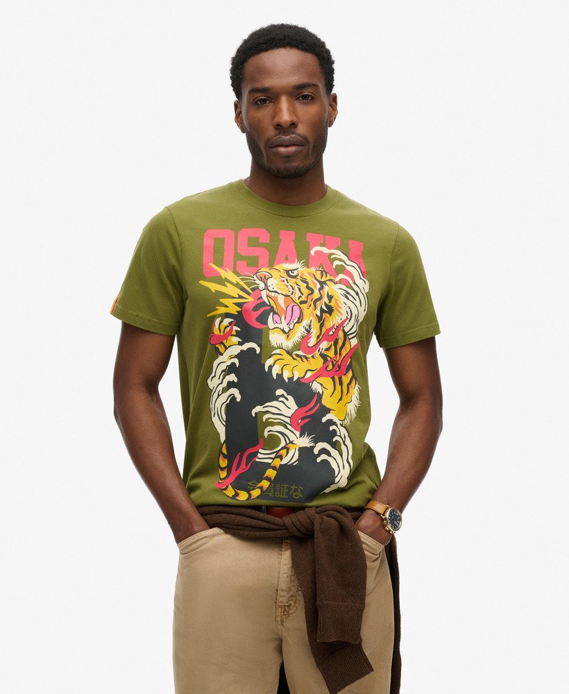 camiseta osaka 6 narrative na cor cáqui oliva