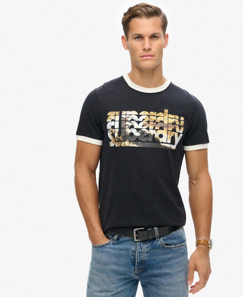 camiseta preta com logo fotográfico