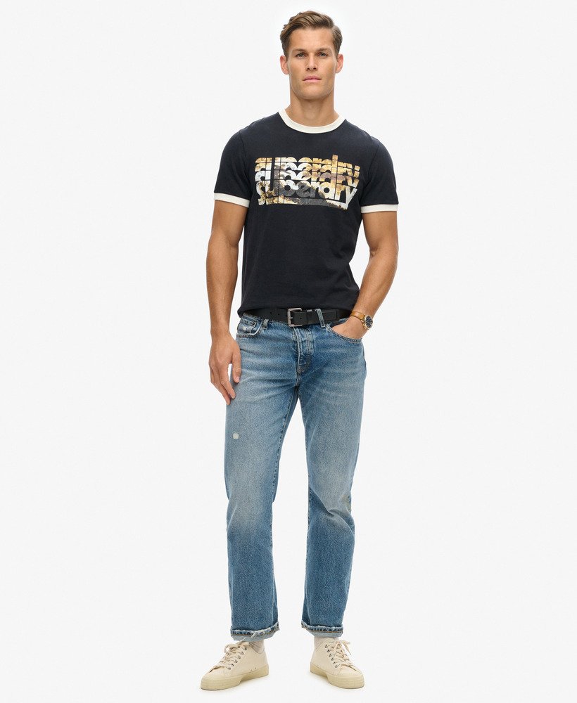 camiseta preta com logo fotográfico