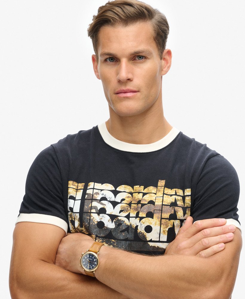 camiseta preta com logo fotográfico