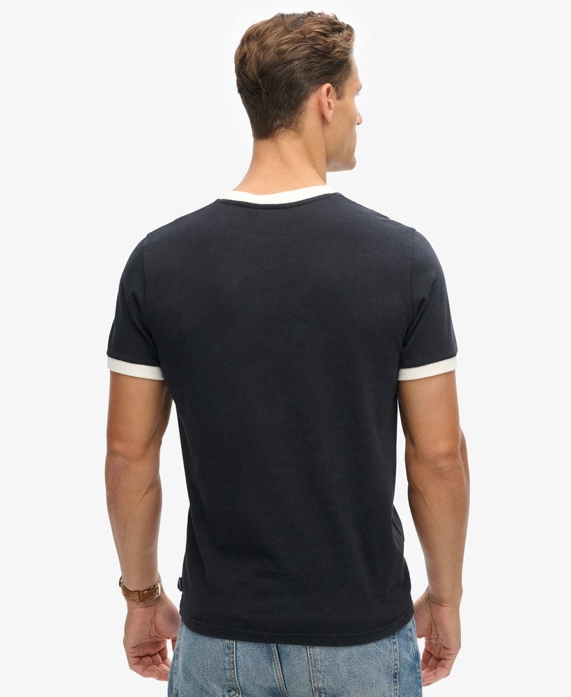 camiseta preta com logo fotográfico