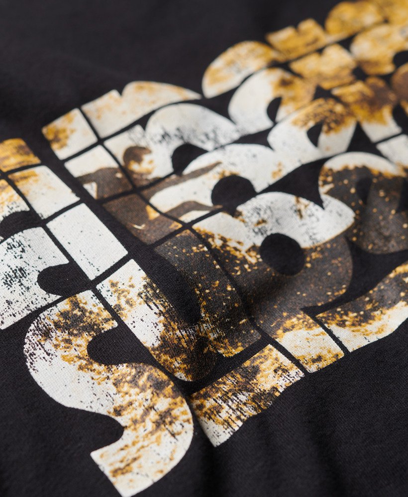 camiseta preta com logo fotográfico