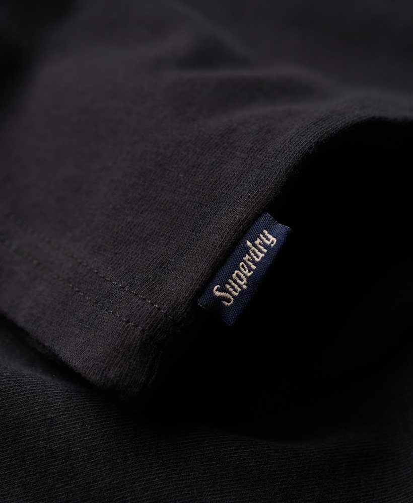 camiseta preta com logo fotográfico