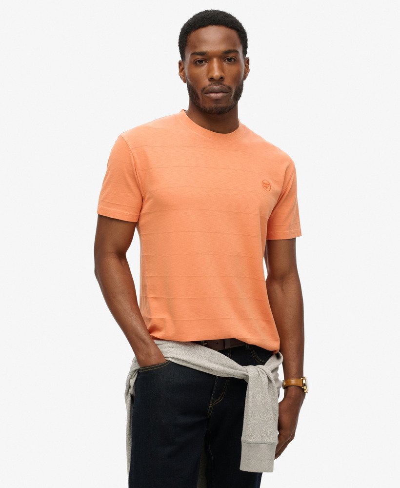 camiseta de algodão orgânico com textura vintage na cor laranja ferrugem defumada.