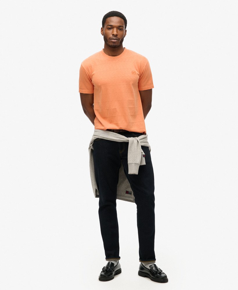 camiseta de algodão orgânico com textura vintage na cor laranja ferrugem defumada.