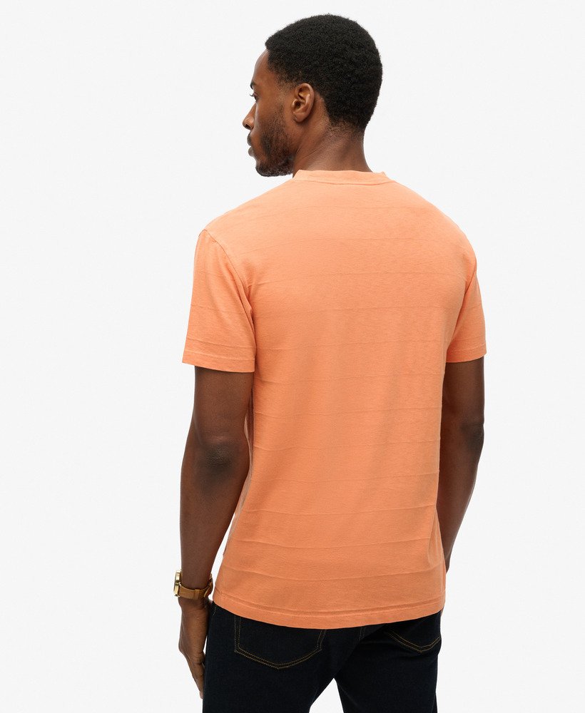 camiseta de algodão orgânico com textura vintage na cor laranja ferrugem defumada.