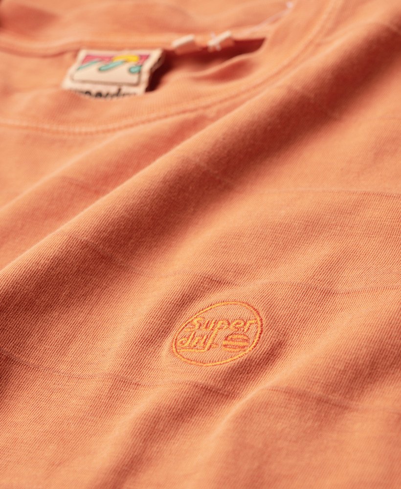 camiseta de algodão orgânico com textura vintage na cor laranja ferrugem defumada.